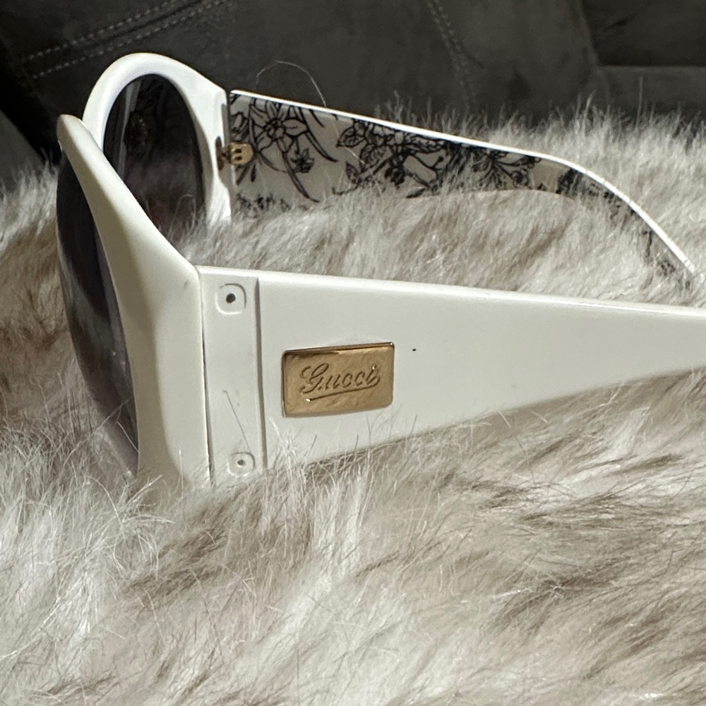 Gucci Ivory Sunglasses with Gold Accents - Picture 4 of 6